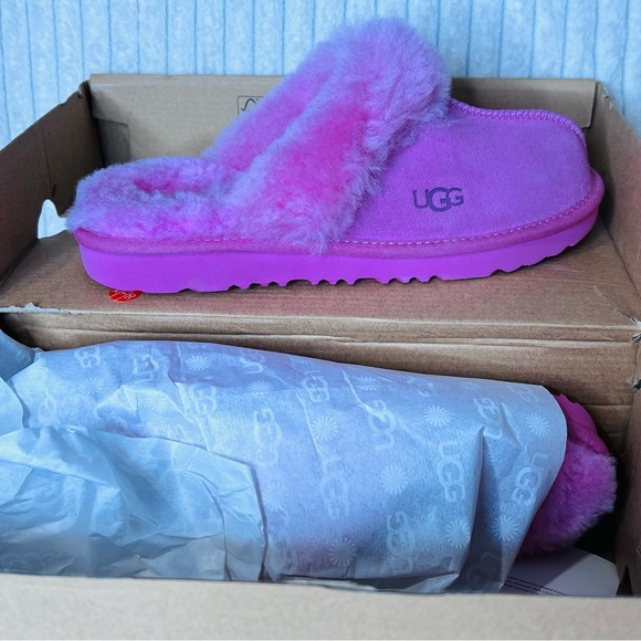 🔥 UGG SLIPPERS🔥 UGG Cozy II Suede Slip on - Women’s 6.5/7 or Kids Sz 5 - Picture 1 of 6
